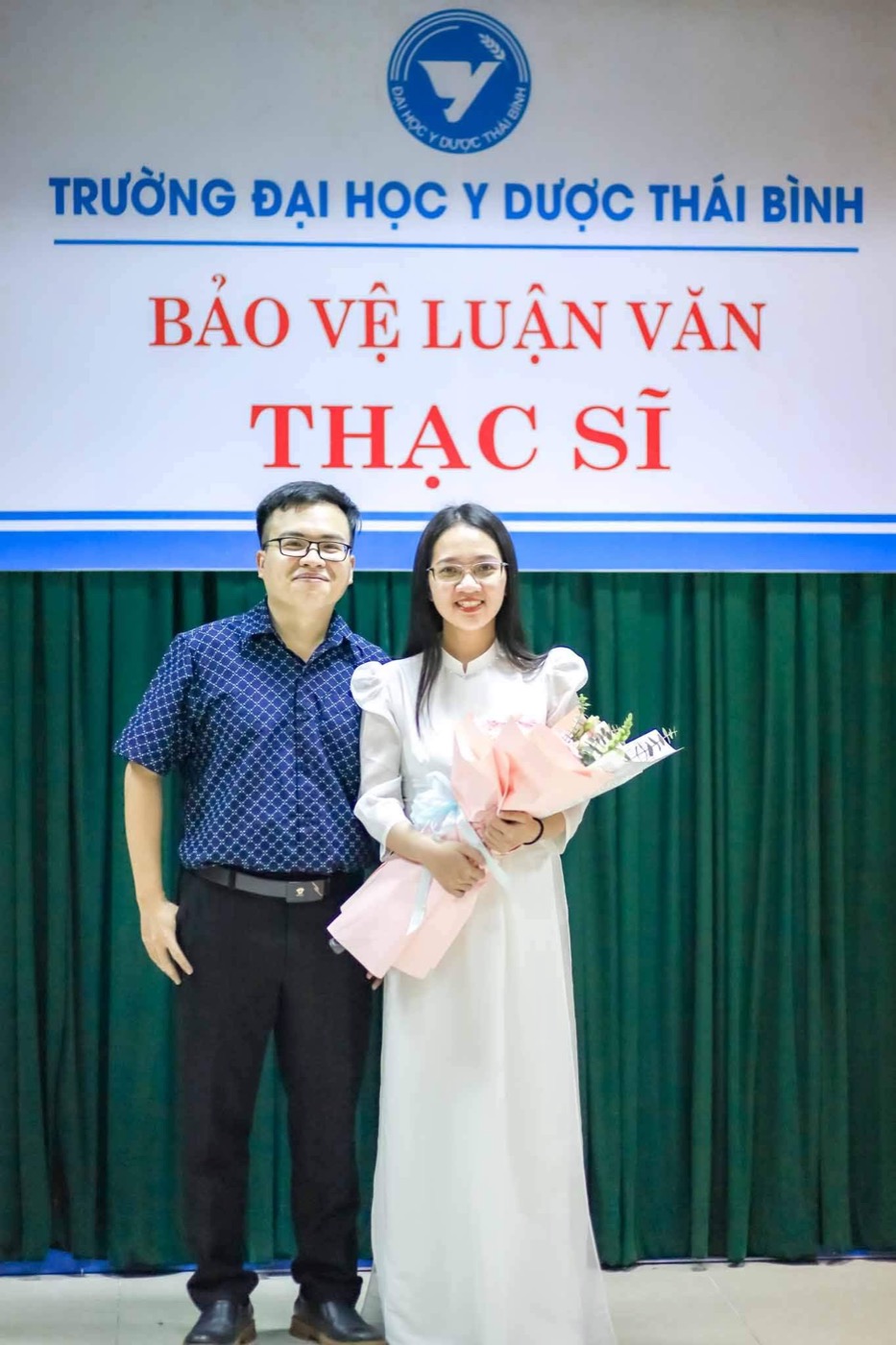 ThS.BS Lê Thị Minh Tâm và ThS.BS Nguyễn Trung Hiếu tại lễ bảo vệ luận văn Thạc sĩ, Trường Đại học Y Dược Thái Bình